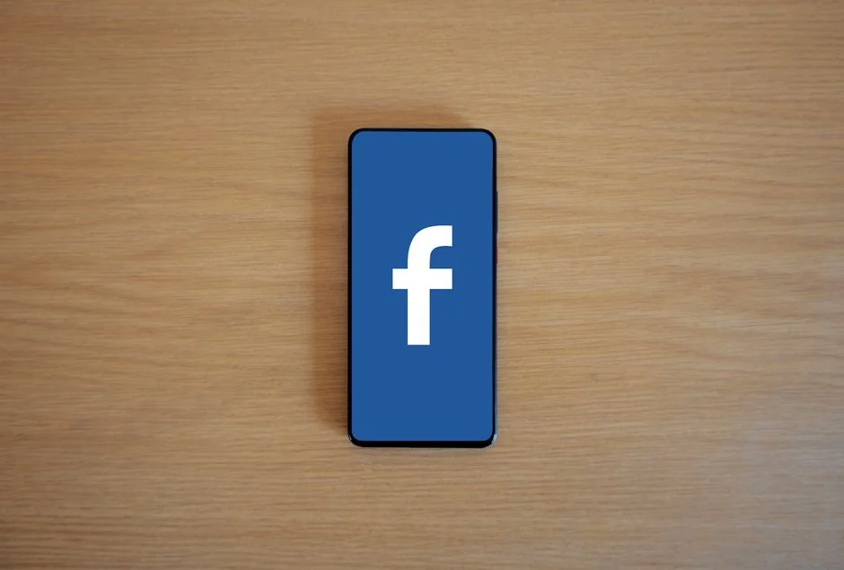 Page Facebook d'un réseau social pour entrepreneurs sur ordinateur et mobile.